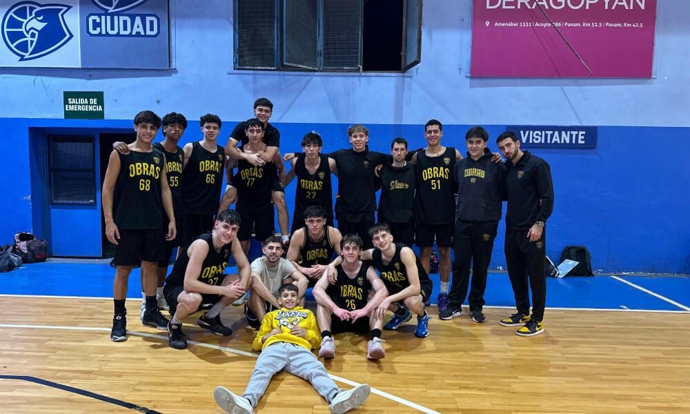 Jugadores de la U21 de Obras Basket celebran una victoria ante Ciudad en el torneo FeBAMBA 2025